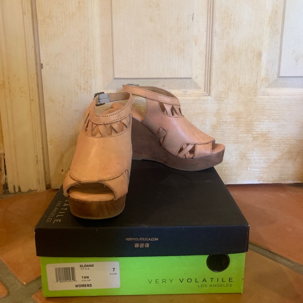 Very volatile leather wedges